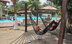 Hamacas junto a la piscina del hotel en Atacames